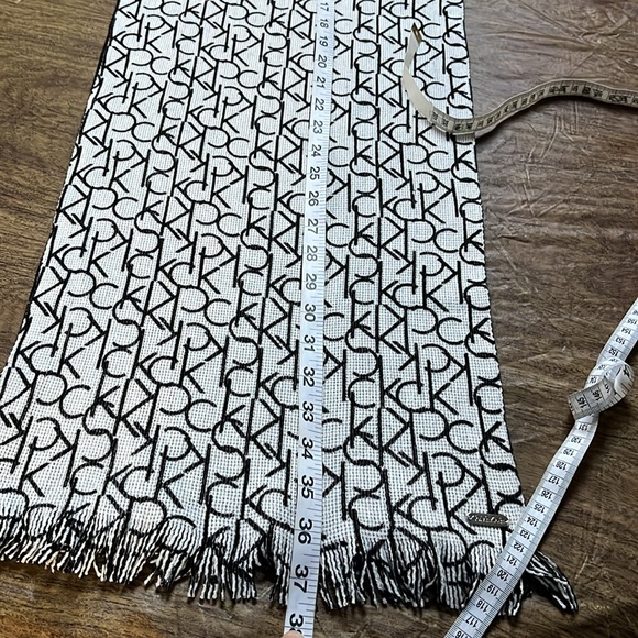 NWT Calvin Klein Reversible Scarf Black and White - Picture 12 of 12
